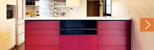 スタイリッシュな赤と照明効果がモダンなキッチン